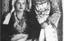Η Μύρτα (αριστερά) σε προπολεμική εκδήλωση με παραδοσιακή φορεσιά. 