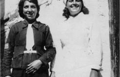 Η Μύρτα (δεξιά), εθελόντρια νοσοκόμα δίπλα στον άρρωστο (1940).