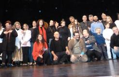 Τα μέλη των λεσβιακών θεατρικών ομάδων χαιρετούν το θεατρόφιλο κοινό της Μυτιλήνης (27-3-2016).