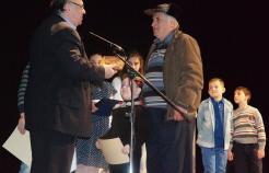 Ο πρόεδρος του Αναγνωστηρίου Κλεάνθης Κορομηλάς επιδίδει στο Χρυσόστομο Παναγιώτη Ξαφέλη το τιμητικό βραβείο του πρόσφατα εκλιπόντος πατέρα του (26-3-2016). 